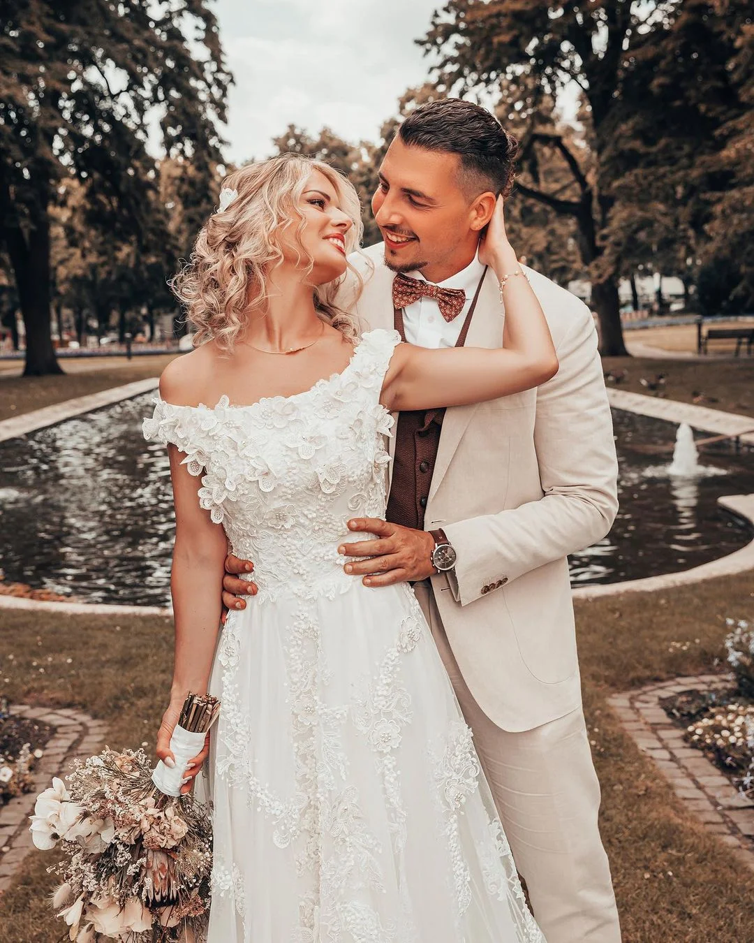 Daisda Long A-line Off-the-shoulder 3D Flroal Wedding Dress With Lace Appliques