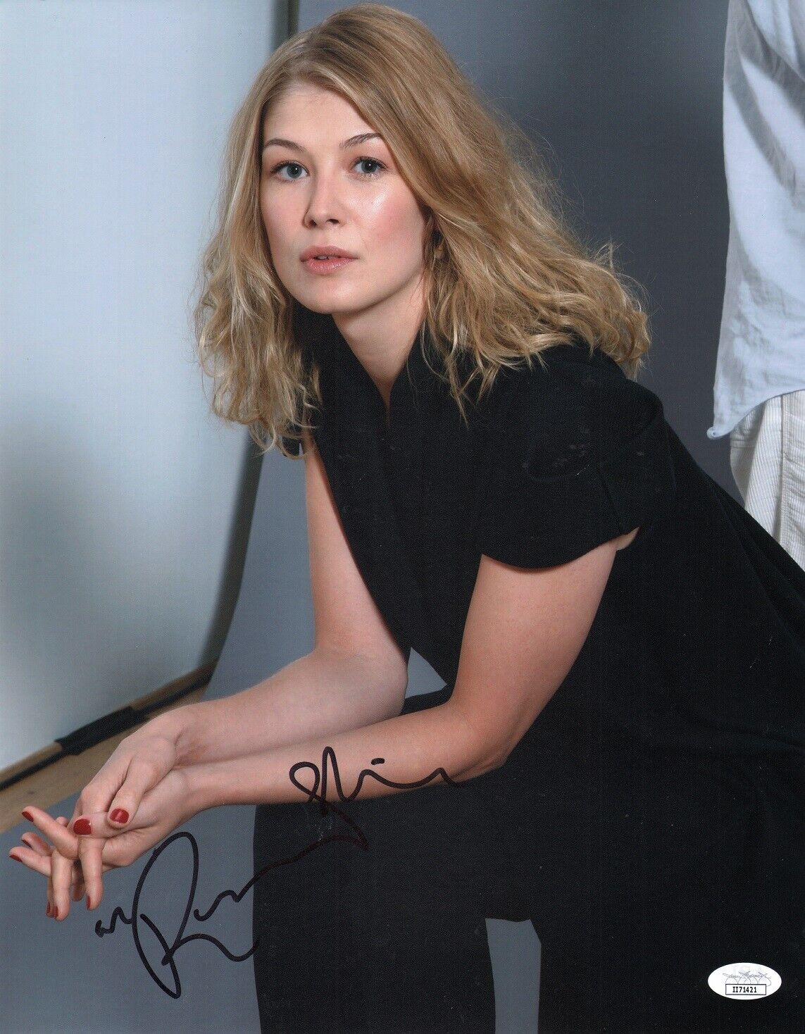 ROSAMUND PIKE Authentic Hand-Signed 007 ~Die Another Day