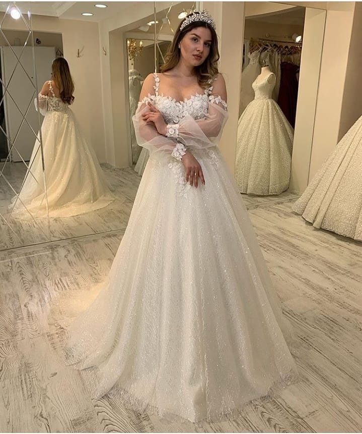 Chic Long White A-line Spaghetti Straps Lace Sleeveless Wedding Dress