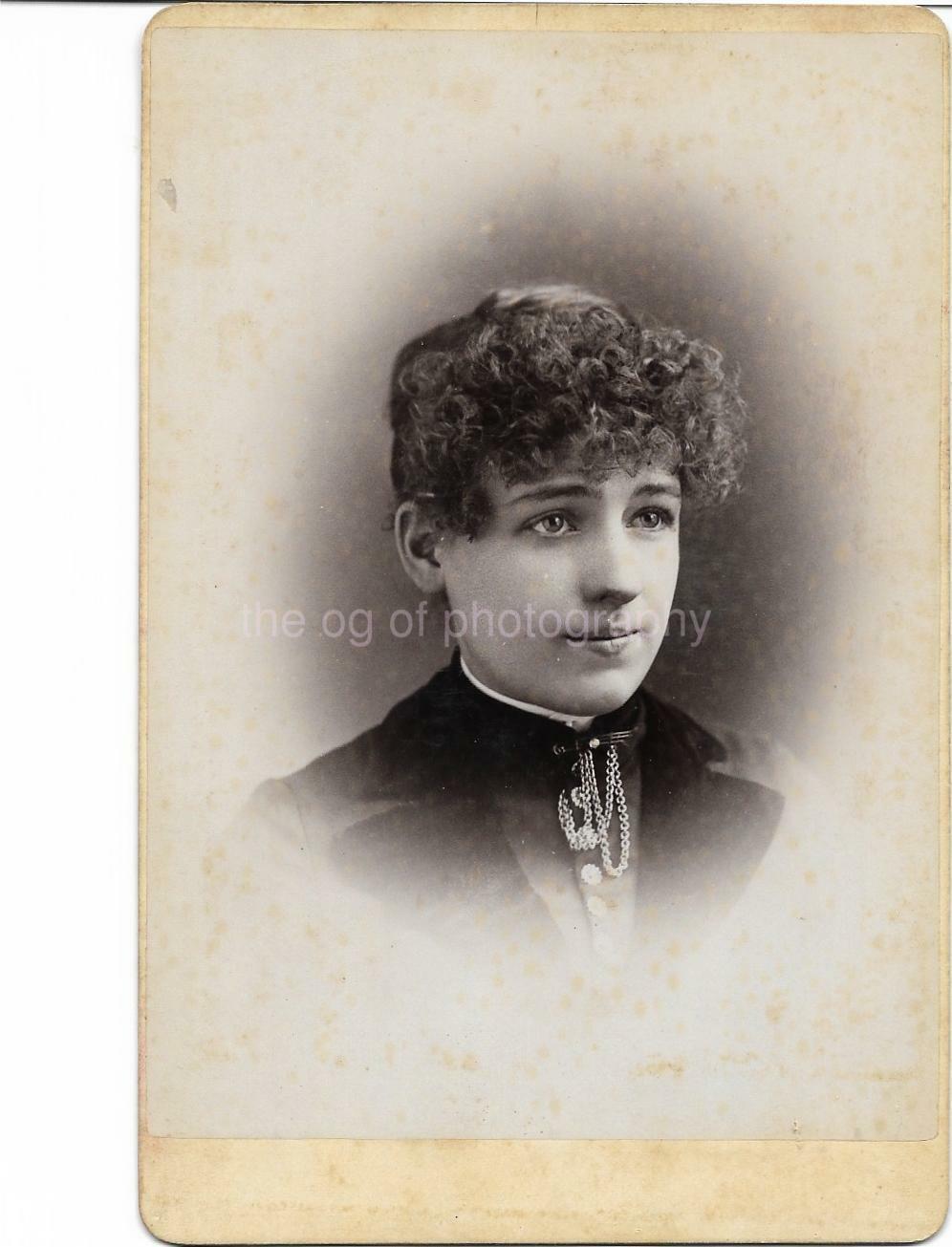 CABINET CARD A GIRL FROM BEFORE FOUND Photo Poster painting bw18 11 P