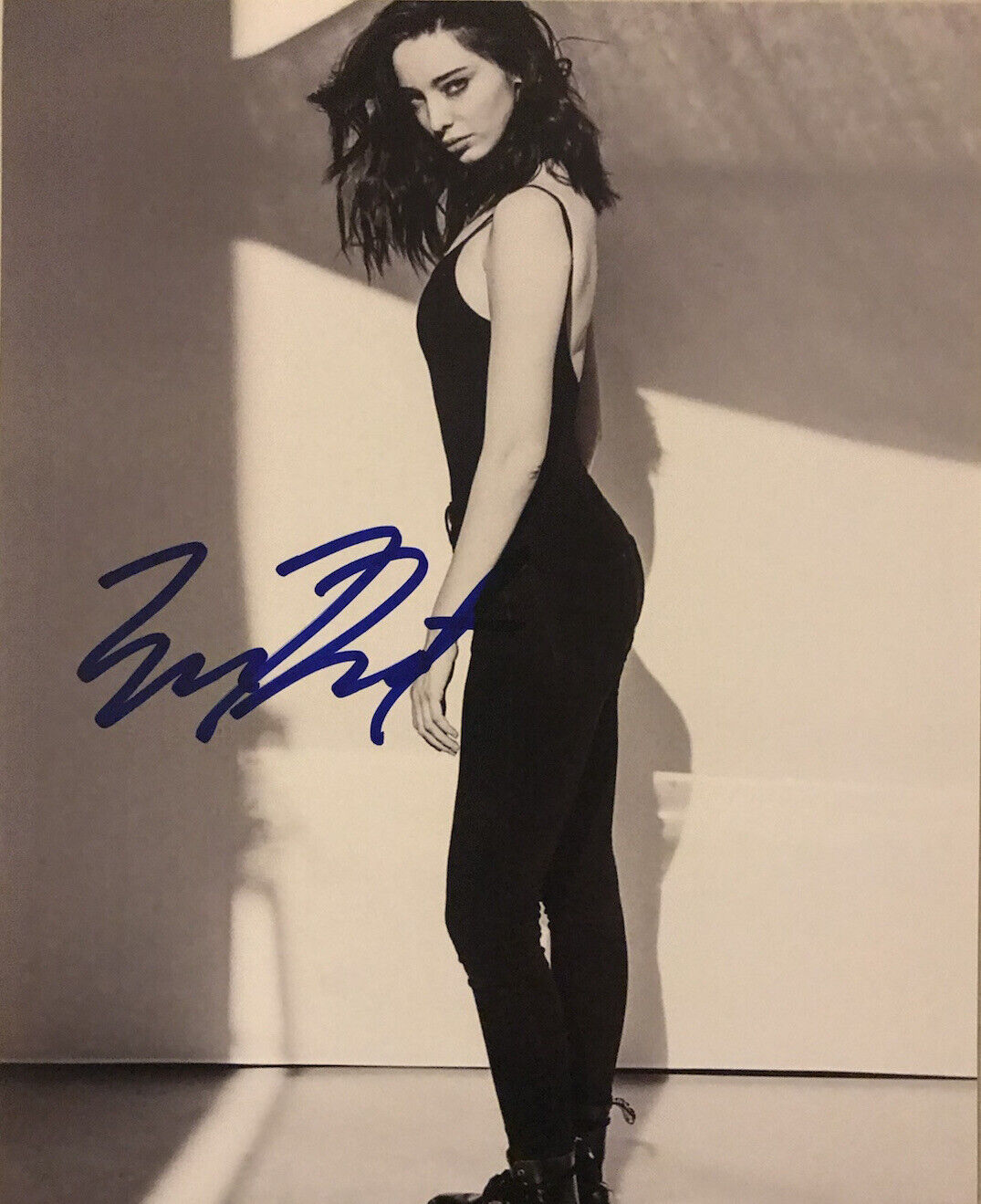 EMMA DUMONT HAND SIGNED 8x10 Photo Poster painting THE GIFTED SHOW SEXY ACTRESS AUTOGRAPH COA