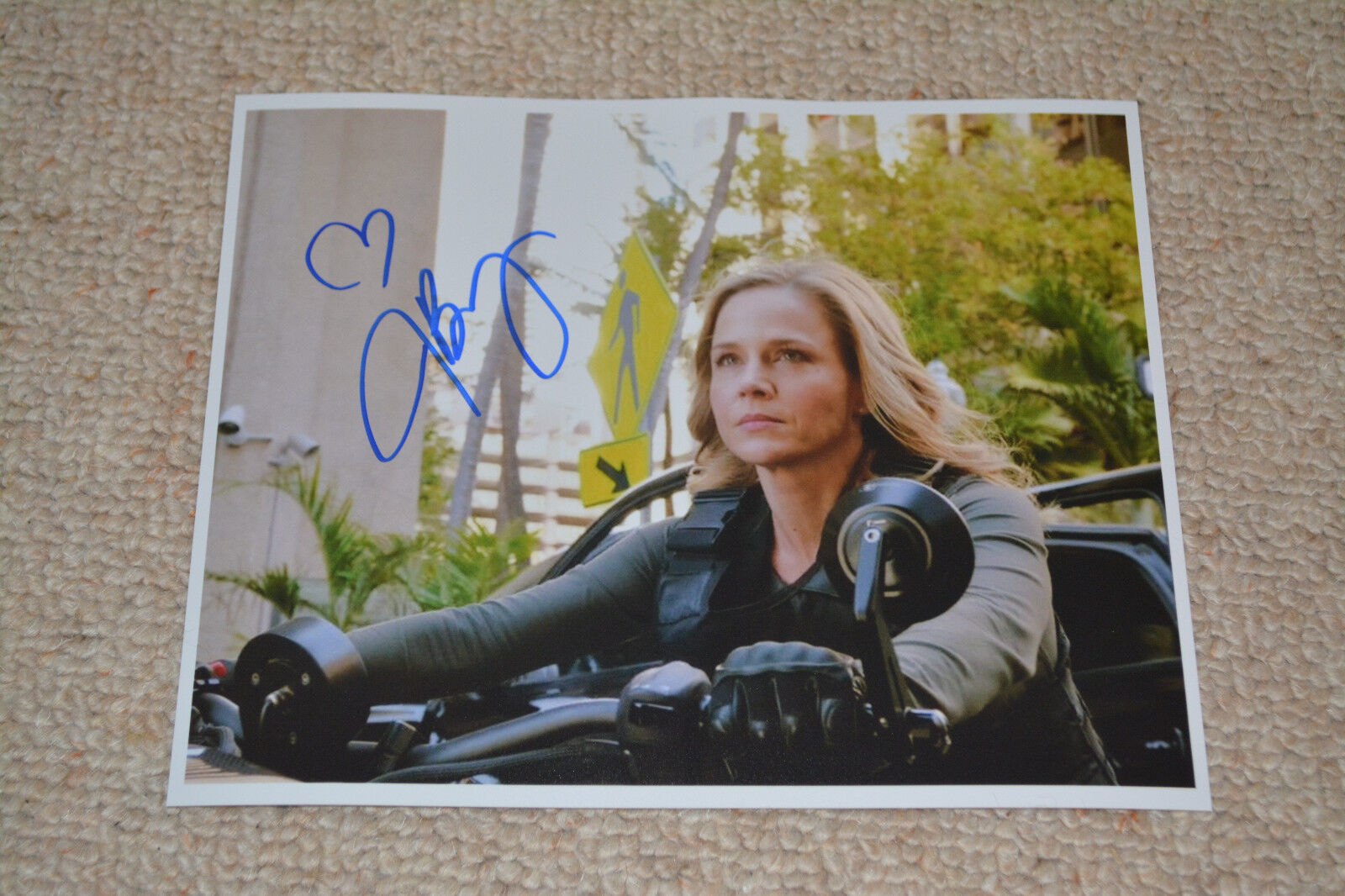 JULIE BENZ signed autograph 8x10 20x25 cm In Person HAWAII FIVE-0