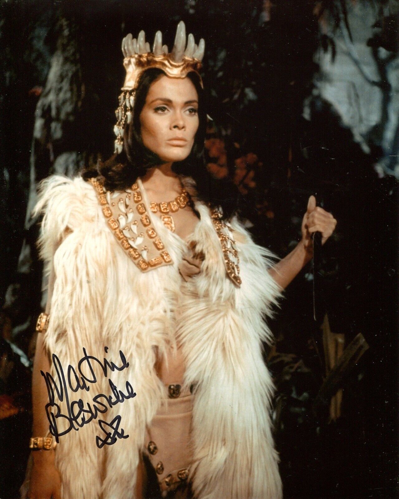 Bond girl Martine Beswick signed ONE MILLION YEARS BC Photo Poster painting No4 - UACC DEALER