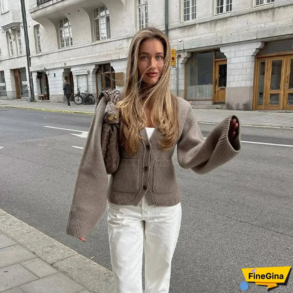 Women's cardigan with long sleeves and button placket