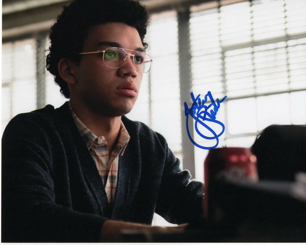 JUSTICE SMITH - SIGNED AUTOGRAPH 8X10 Photo Poster painting - JURASSIC WORLD, DETECTIVE PIKACHU