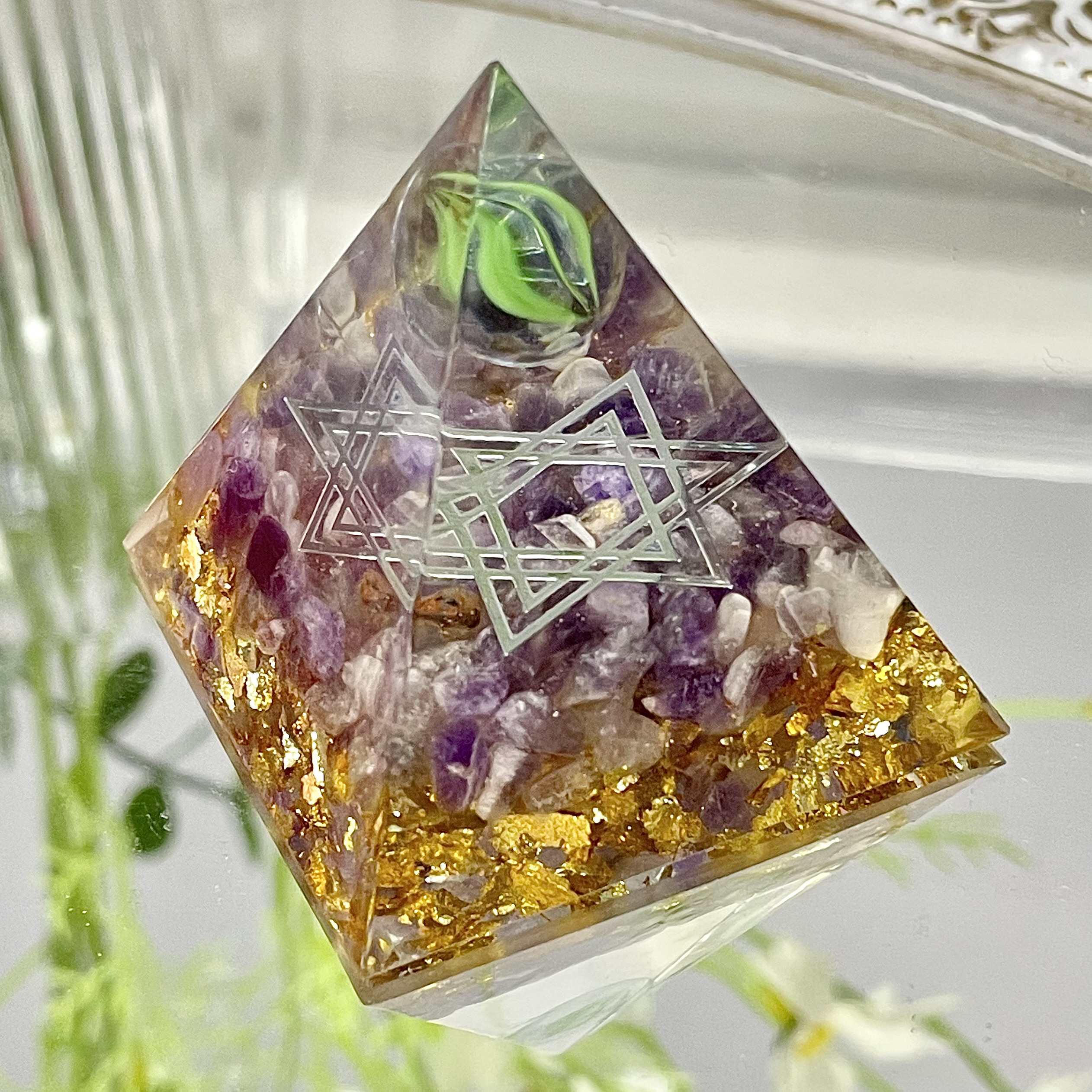 5cm Resin Pyramid 1pcs