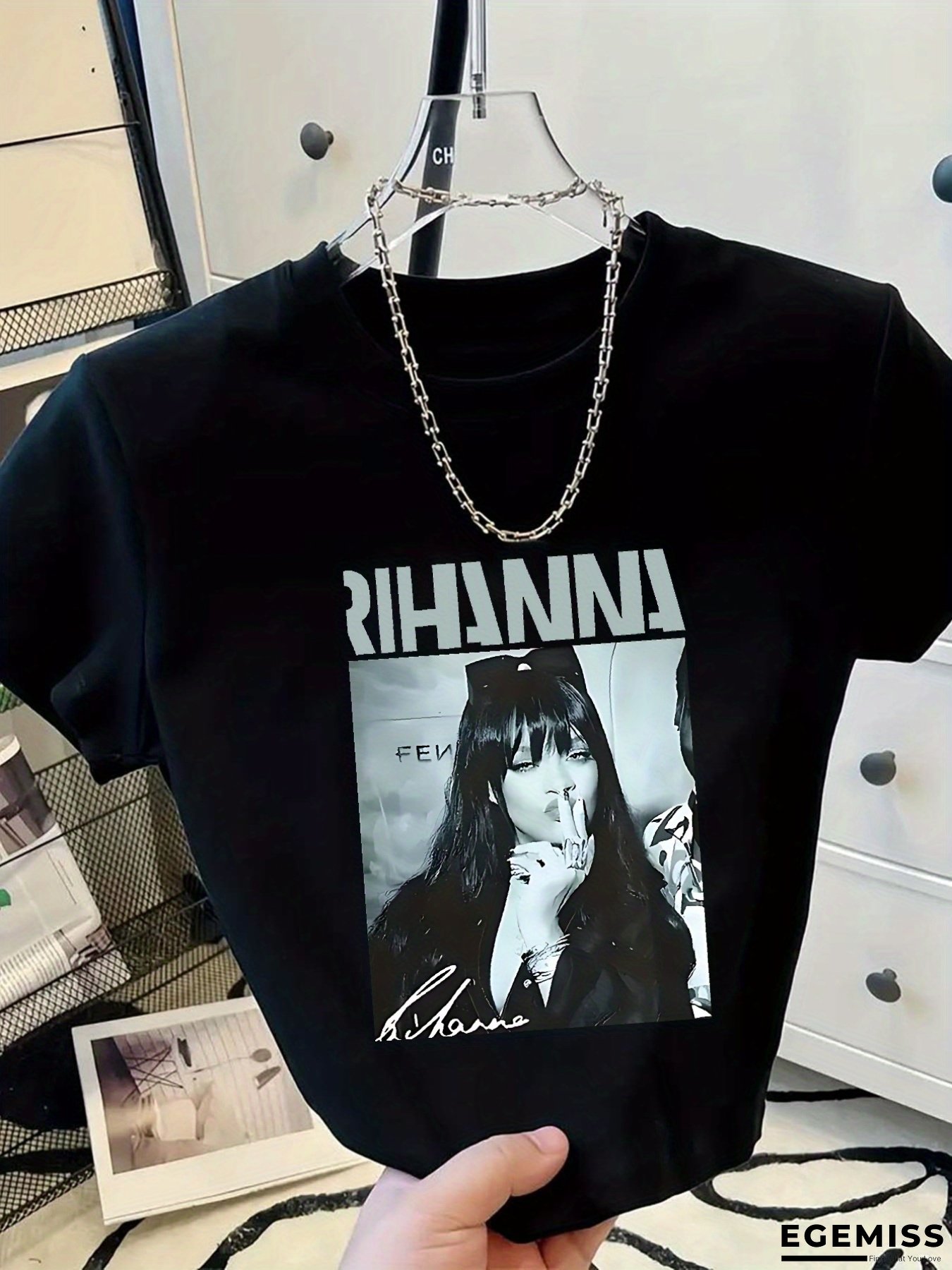 Women's Y2K Retro Graphic Tee - Rihanna Portrait Crop Top Shirt, Black T-Shirt with Bold Lettering, Casual Concert Outfit for Everyday & Special Events, All-Season Fashion Statement, Allseason Apparel, Trendy Streetwear, Durable Print Quality | EGEMISS
