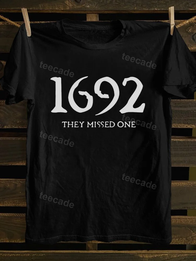 Teecade Teecade 1692 They Missed One Salem Witch Printed Round Neck T-shirt