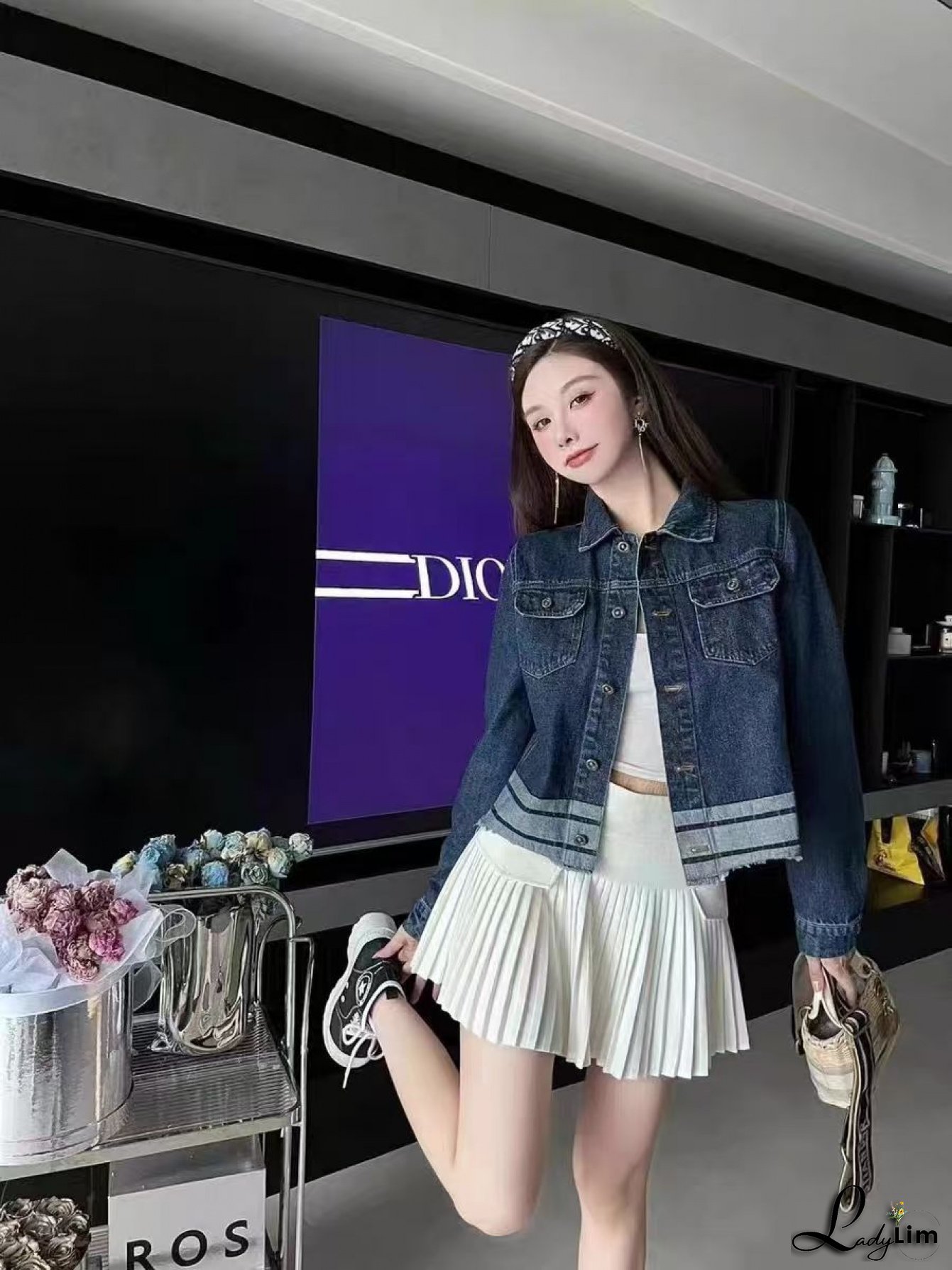 Women‘s Vintage-Inspired Light Blue Denim Jacket - Retro American Style Short Cropped Blazer with White Shirt Collar, All-Season Casual to Semi-Formal Outerwear, Versatile Layering Piece for Jeans & Dresses (No Buttons/Zippers), Dress Accessory