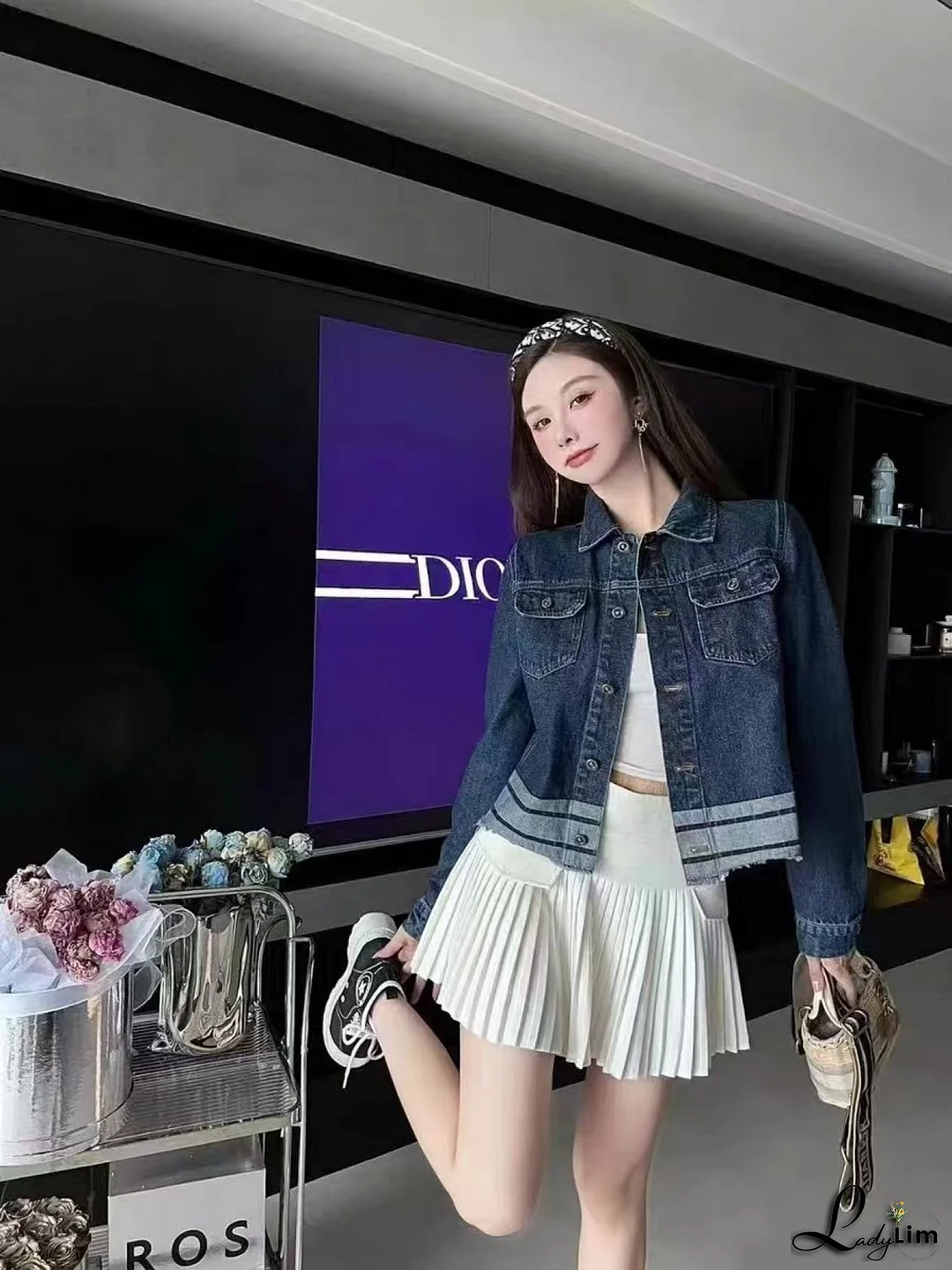 Women‘s Vintage-Inspired Light Blue Denim Jacket - Retro American Style Short Cropped Blazer with White Shirt Collar, All-Season Casual to Semi-Formal Outerwear, Versatile Layering Piece for Jeans & Dresses (No Buttons/Zippers), Dress Accessory