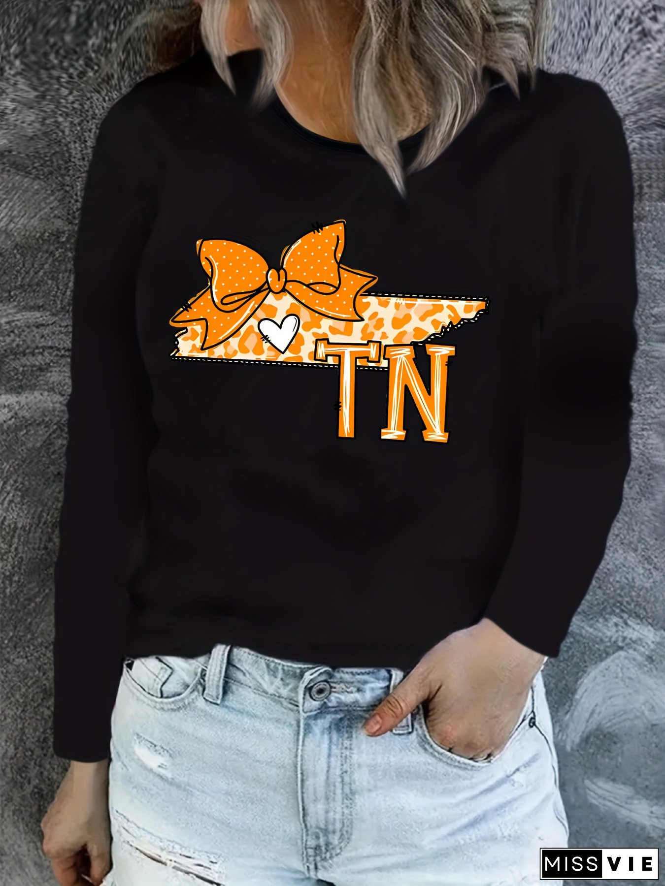 [Trendy Leopard Print Tee] Trendy Women's White Long Sleeve Crew Neck T-Shirt | Orange Leopard Print Bow & Tn Graphic Design, Casual Fall Winter Top, Medium Stretch Machine Washable, Everyday Fashion, Durable Casualwear, Nontransparent Fabric