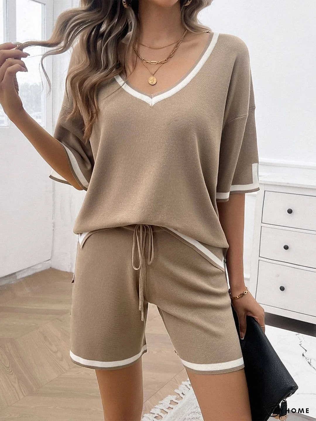 Contrast Trim V-Neck Top and Shorts Set | IFYHOME
