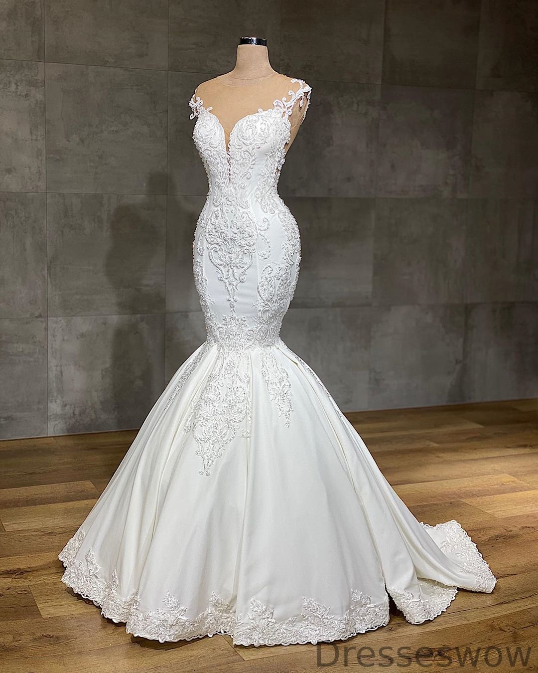 Dresseswow Glamorous Lace V-Neck Sleeveless Mermaid Wedding Dress With Appliques