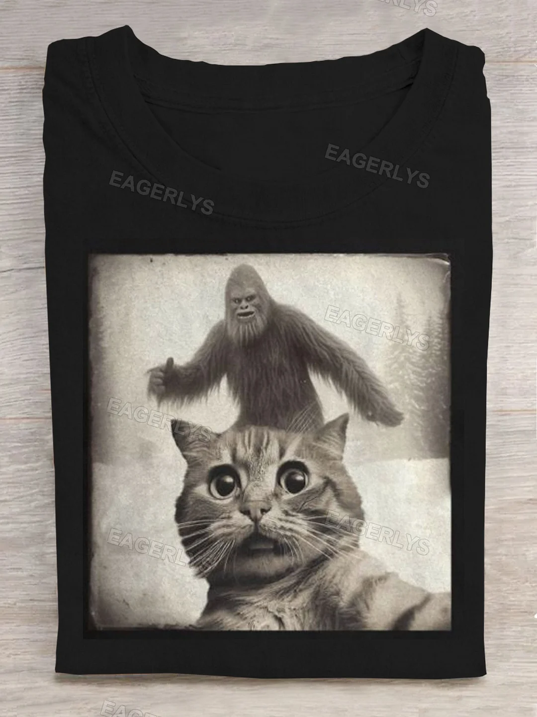 Eagerlys Funny Cat Selfie With Bigfoot Print T-shirt Eagerlys